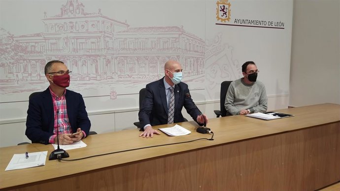 El alcalde de león, José Antonio Diez, (centro) el concejal de Participación Ciudadana, Nicanor Pastrana, (i) y el técnico de la concejalía de Participación Ciudadana Norberto González.