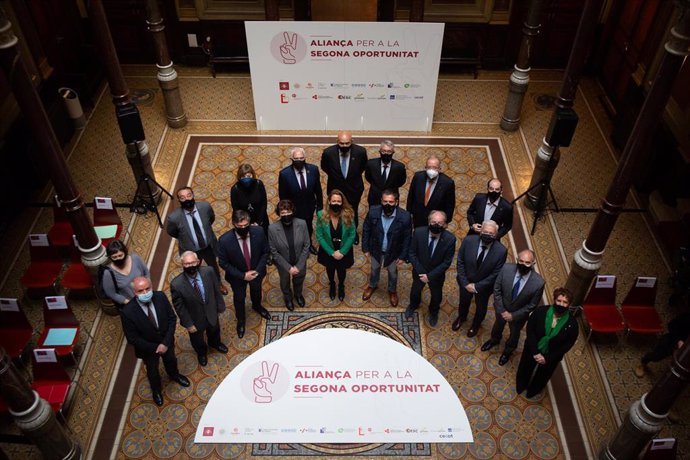 Fotografía de familia durante la presentación de LAliana en el Colegio de la Abogacía de Barcelona. 