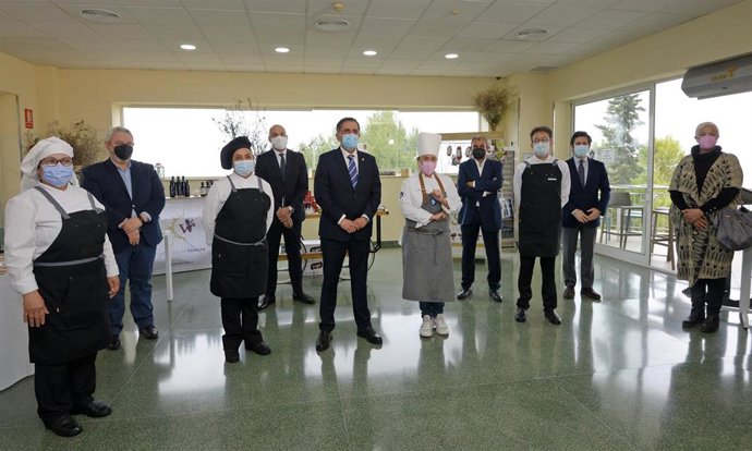 El alcalde de Murcia, José Antonio Serrano, acompañado por el concejal de Empleo, Comercio y Mercados, Juan Vicente Larrosa, y el de Cultura, Turismo y Deportes, Pedro García Rex han asistido al acto de inauguración de la Escuela de Ensayo Empresarial