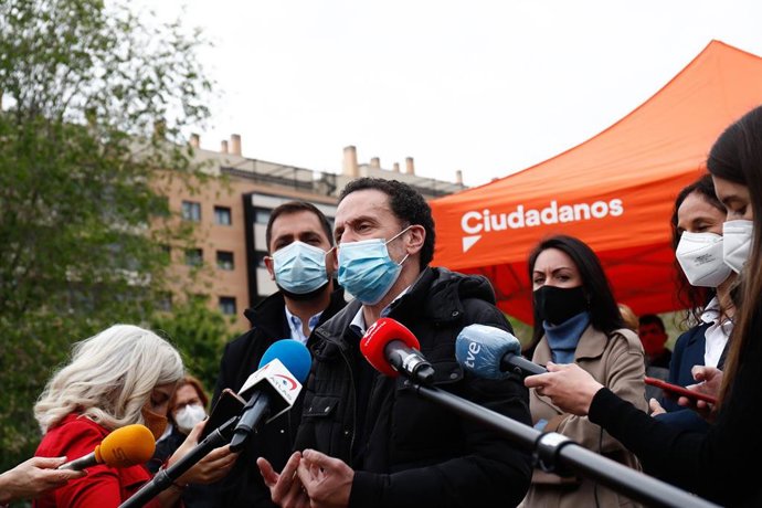 El candidato de Ciudadanos (Cs) a la presidencia de la Comunidad, Edmundo Bal, responde a los medios durante una reunión con la Asociación por un Colegio de Educación Especial en Valdemoro (COESVAL).