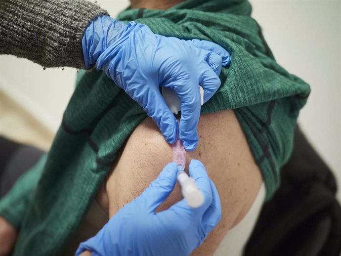 Una sanitaria vacuna contra el Covid-19 a una persona en el Antiguo colegio de Maristas, a 10 de abril de 2021, en Pamplona, Navarra (España)