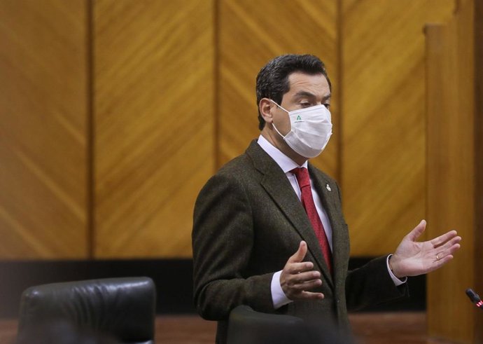 El presidente de la Junta de Andalucía, Juanma Moreno, este jueves en el Pleno del Parlamento.
