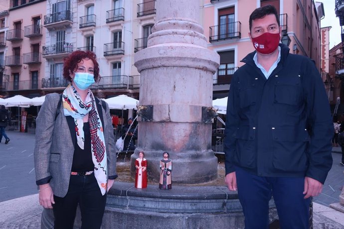 Los gigantes de los Amantes de Teruel cuentan con una réplica en forma de muñecos disponibles en comercios e Internet