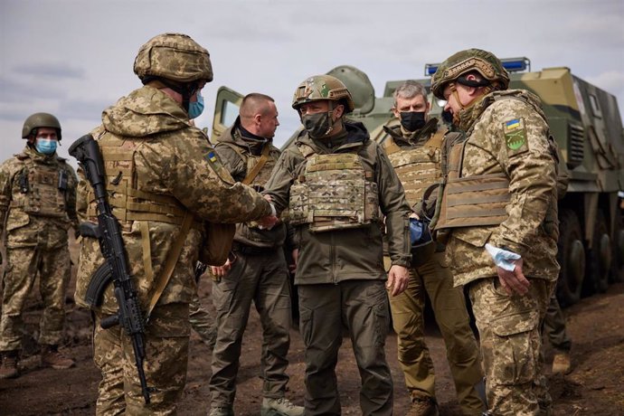 Volodimir Zelenski visita el frente de combate en el este de Ucrania