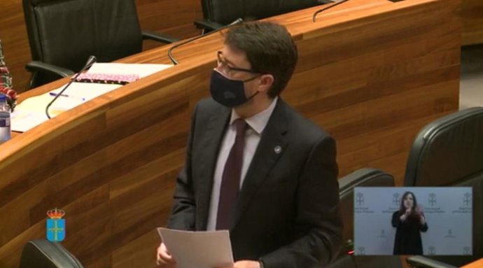 Archivo - El consejero de industria Enrique Fernández, comparece en el pleno de la Junta General en una imagen de archivo.