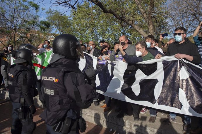Varias personas participan en la concentración convocada en Vallecas contra Vox, a 7 de abril de 2021, en la Plaza de la Constitución de Vallecas, Madrid, (España).