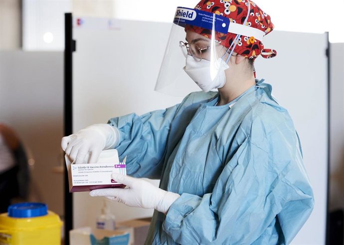 Una profesional sanitaria, en un dispositivo de vacunación masiva frente al Covid-19.- Archivo