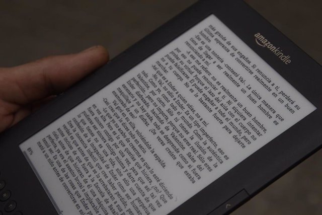 Archivo - Un Hombre lee en un Ebook