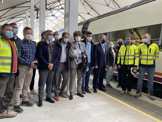 El consejero de Vertebración del Territorio, José Luis Soro, y el alcalde de Canfranc, Fernando Sánchez, se han reunido en la nueva estación de Canfranc.