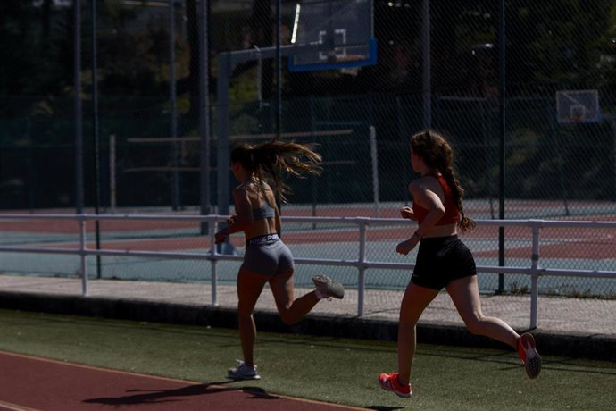 Varias personas practican atletismo, foto de recurso