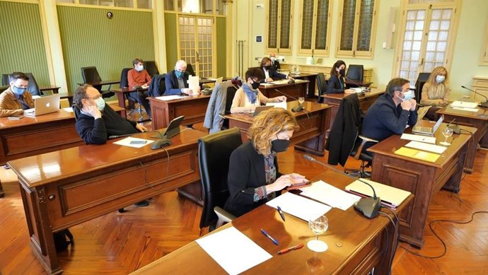 Comisión de Turismo y Trabajo en el Parlament.