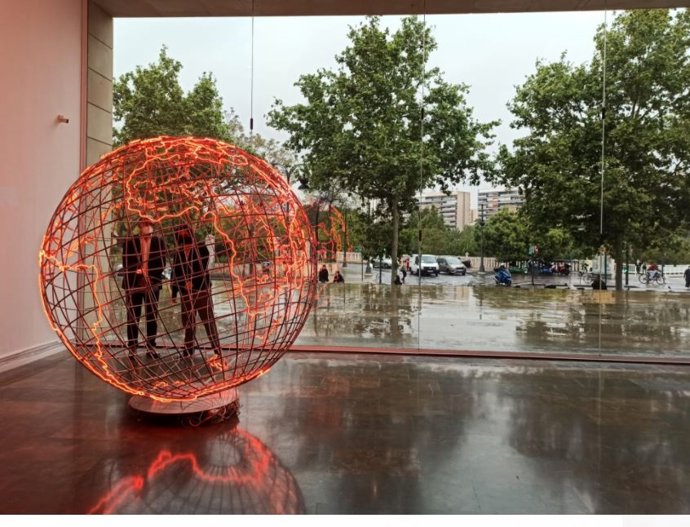 La directora del IVAM, Nuria Enguita y el comisario de la muestra dedicada a Mona Hatoum, José Miguel G. Cortés, tras una de las obras de  la artista.