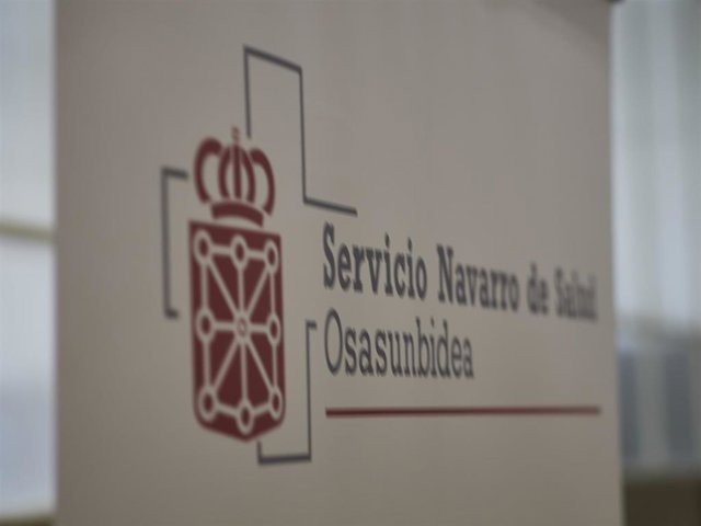 Cartel anunciador del servicio navarro de salud en el Antiguo colegio de Maristas, a 10 de abril de 2021, en Pamplona, Navarra (España). La jornada de hoy es el primer día de apertura del colegio para las vacunaciones contra la Covid-19 con la dosis de As