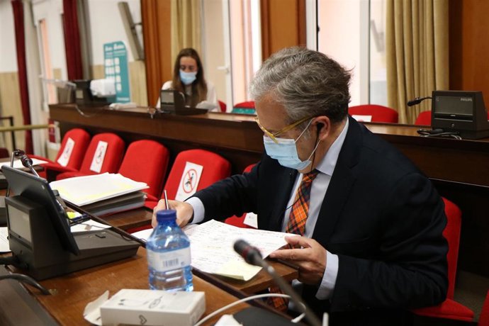 El edil de Hacienda del Ayuntamiento de Córdoba, Salvador Fuentes (PP), con la portavoz de Vox, Paula Badanelli, al fondo.