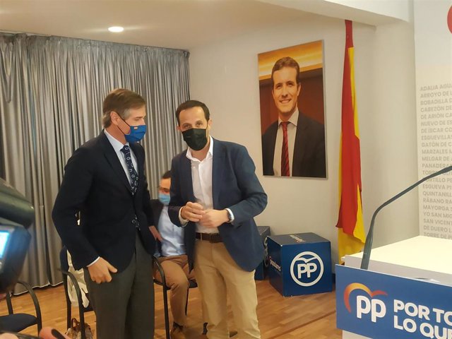 González Terol y Conrado Íscar (dcha) en la sede del PP de Valladolid.