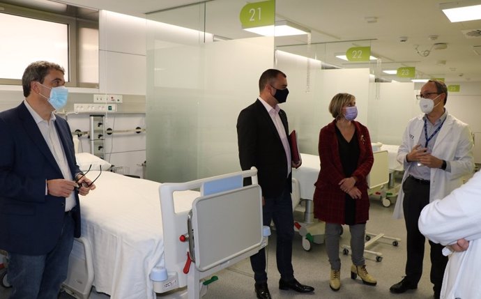 La consellera de Salud, Alba Vergés, visita el Hospital de Terrassa (Barcelona).