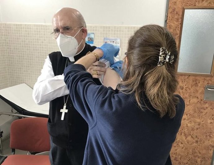 Archivo - El cardenal arzobispo de Madrid, Carlos Osoro, recibiendo la vacuna contra la Covid.