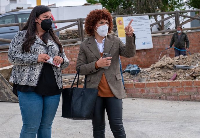 La presidenta de la Diputación de Huelva, María Eugenia Limón, en su visita a El Granado.