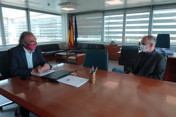 Jaume Carot, candidato a rector de la UIB, presenta a Martí March las líneas generales de su programa.