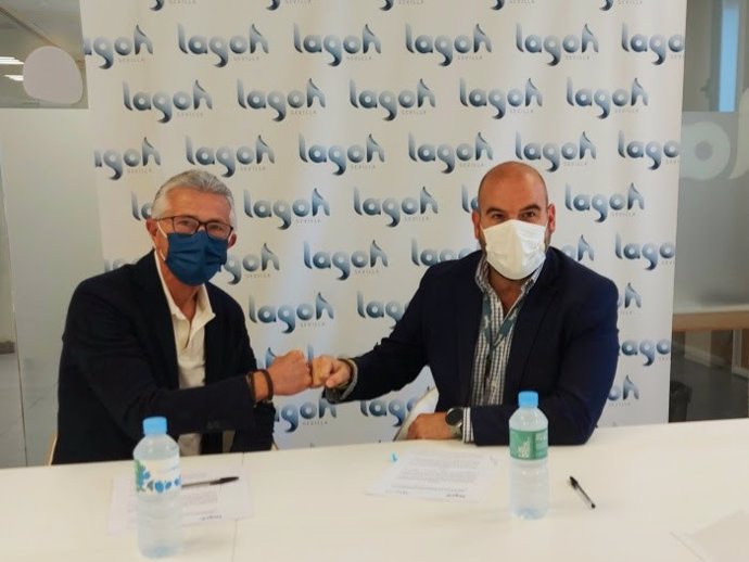 El director gerente de Lagoh, Carlos Fita, ha firmado un convenio de colaboración con el presidente de la Asociación de la Prensa de Sevilla (APS), Rafael Rodríguez