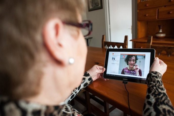 La Diputación de Barcelona refuerza el servicio de teleasistencia con tecnología digitalizada.