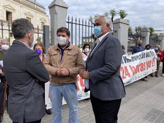 Ramírez de Arellano, a las puertas del Parlamento, pide la restitución inmediata de las Urgencias de Villaverde