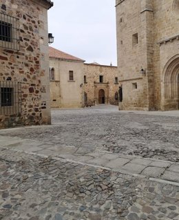Cáceres hará un estudio técnico para eliminar de forma progresiva el pavimento de la parte antigua y hacerlo más accesible