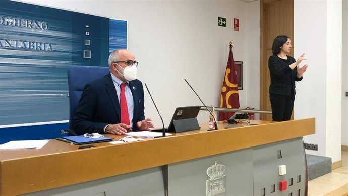 El consejero de Sanidad, Miguel Rodríguez, informa en rueda de prensa de los acuerdos de la Junta de Gobierno