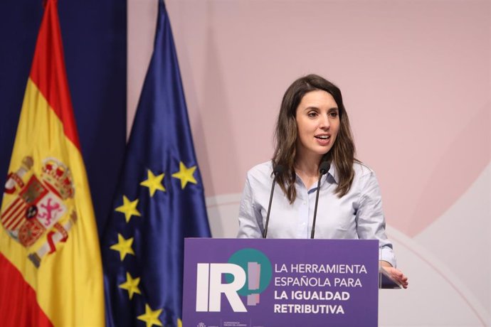 La ministra de Igualdad, Irene Montero, interviene durante la presentación de la herramienta de igualdad retributiva, a 15 de abril de 2021, en el Ministerio de Trabajo y Economía Social, Madrid, (España). Durante el acto, que cuenta con la presencia de