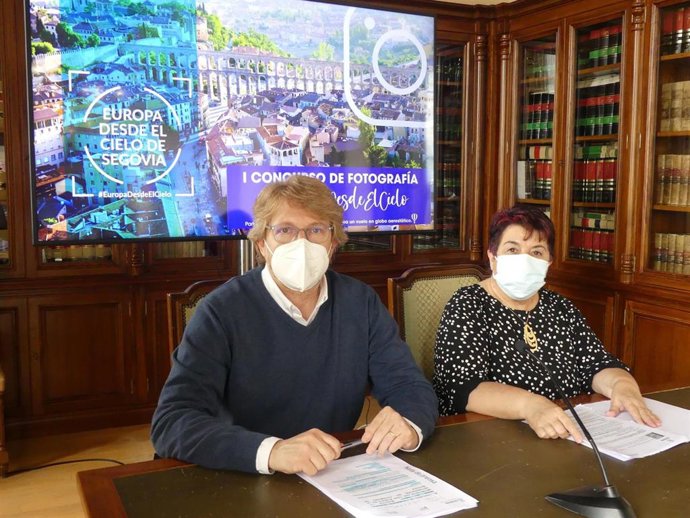 El concejal de Desarrollo Económico y Empleo, Jesús García, y la alcaldesa de Segovia, Clara Luquero.