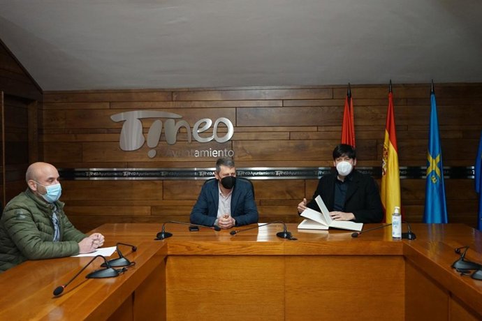 El consejero de Ciencia, Innovación y Universidad, Borja Sánchez, visita Tineo