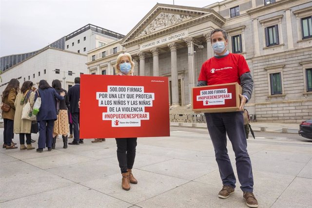 Voluntarios de Save the Children por la aprobación de la ley de proteccion a la infancia. En el Congreso de los diputados.