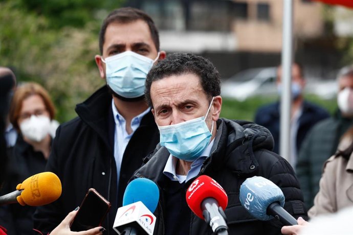 El candidato de Ciudadanos (Cs) a la presidencia de la Comunidad, Edmundo Bal, responde a los medios durante una reunión con la Asociación por un Colegio de Educación Especial en Valdemoro (COESVAL).
