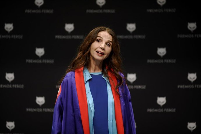 Archivo - La actriz y cantante, Victoria Abril posa antes de una rueda de prensa en el Auditorio del Centro de Arte de Alcobendas en Madrid (España), a 25 de febrero de 2021. Victoria Abril recibió el Premio Feroz de Honor 2021 el pasado mes de enero, e