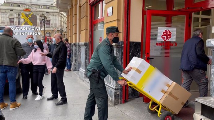 La Guardia Civil de Bizkaia entrega a Cáritas 500 kilogramos de alimentos, juguetes y ropa.