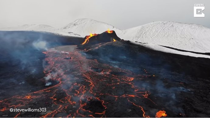 Graban a vista de drone imágenes de los hipnóticos ríos de lava del volcán de Islandia tras su erupción