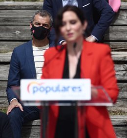 El fins ara portaveu de Ciutadans en les Corts Valencianes i coordinador autonmic del partit en eixa comunitat, Toni Cantó, observa a la presidenta de la Comunitat de Madrid, Isabel Díaz Ayuso.
