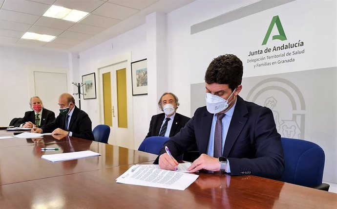 Firma del convenio entre el Hospital Clínico y la Asociación de Pacientes Cardíacos de Granada