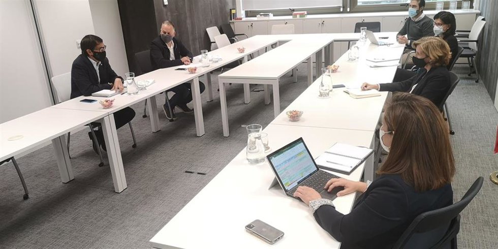 El conseller de Modelo Económico, Turismo y Trabajo, Iago Negueruela, en la reunión con la secretaria de Estado de Economía, Ana de la Cueva.