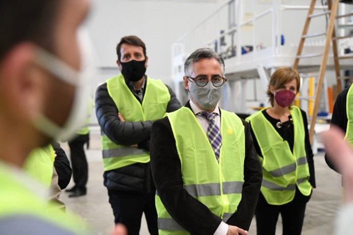 El conseller de Empresa y Conocimiento de la Generalitat, Ramon Tremosa, en la empresa TMI de Lleida
