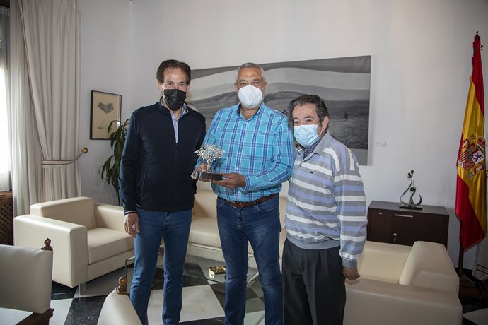 El presidente de la Diputación de Cáceres recibe a la Asociación de Antiguos Alumnos del Colegio San Francisco