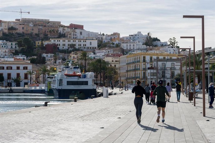 Archivo - Transeúntes caminan por el Puerto de Ibiza.