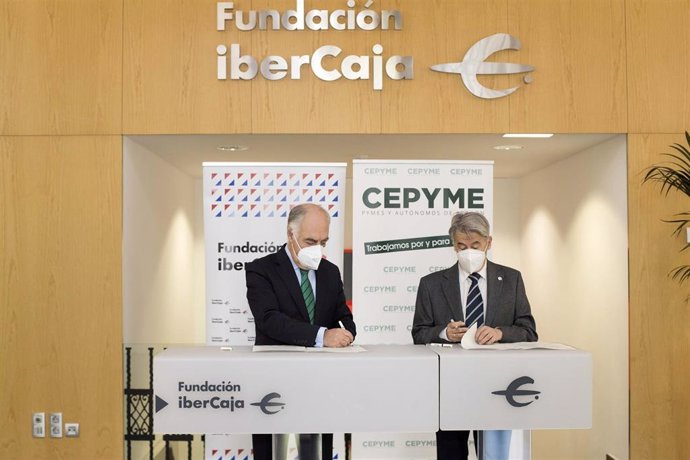 El director general de Fundación Ibercaja, José Luis Rodrigo Escrig; y el presidente de CEPYME Aragón, Aurelio López de Hita, firman el acuerdo destinado a apoyar un servicio de ámbito nacional que ofrece información, herramientas y recursos a jóvenes