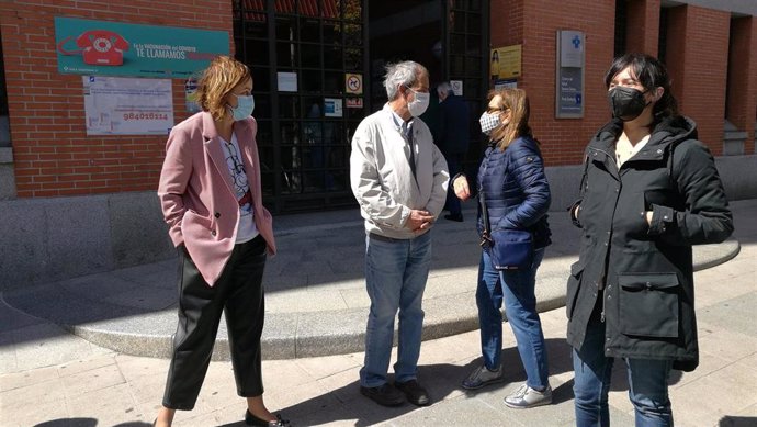 Laura Tuero y Covadonga Tomé,de  Podemos-Equo Xixón y Podemos Asturies, junto a representantes de la FAV frente al centro de Salud Severo Ochoa, sede de la gerencia del área sanitaria.