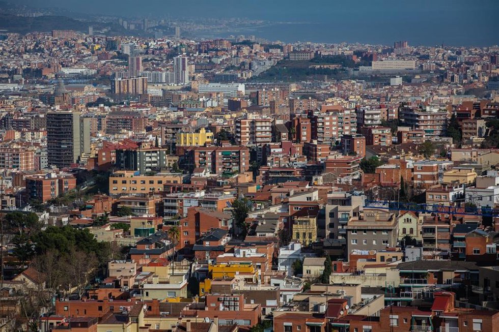Archivo - Panorámica de la ciudad de Barcelona, en una imagen de archivo