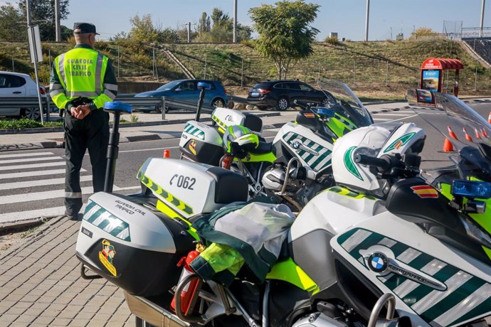 Archivo - Un agente de la  Guardia Civil de Tráfico durante la campaña especial de la DGT de vigilancia y control de furgonetas, en el Km 0,1 de la M-511, en Madrid, a 28 de octubre de 2019.