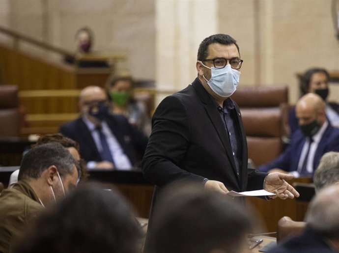 El portavoz adjunto de Adelante Andalucía, Guzmán Ahumada, durante su intervención en la sesión de Control al Gobierno andaluz con preguntas al presidente de la Junta, en la segunda jornada del pleno del Parlamento de Andalucía. En Sevilla (Andalucía, E