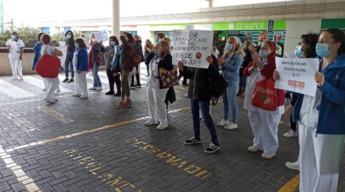 Protestas del personal de limpieza de Son Espases, este jueves.