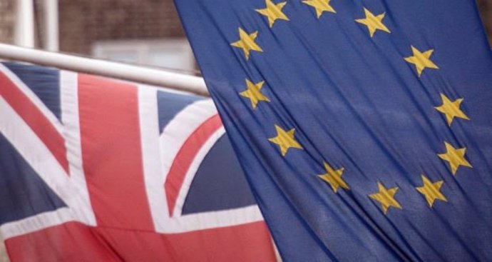 Archivo - Banderas de la UE y Reino Unido.