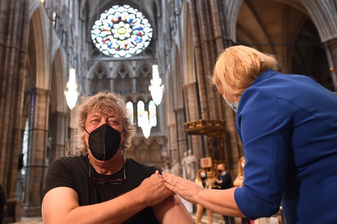 Archivo - 10 March 2021, United Kingdom, London: English actor Stephen Fry receives an injection of the COVID-19 Vaccine at a new vaccination site opened at Poets' Corner in Westminster Abbey. Photo: Stefan Rousseau/PA Wire/dpa
